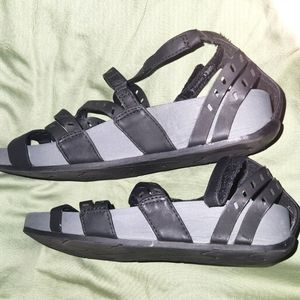 BareTraps Sandals sz 7.5 strappy blk w gray Sole great condition